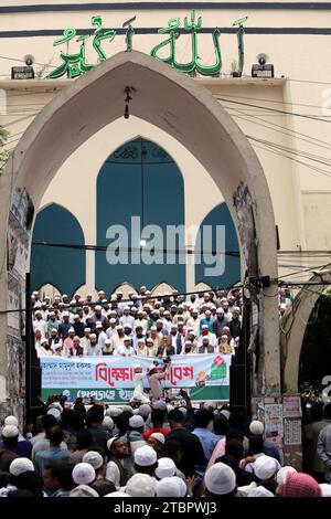 Dhaka, Wari, Bangladesh. 8th Dec, 2023. Members and supporters of the Islamic Activities Group Bangladesh political take part in a demonstration following Friday prayers outside of the Baitul Mukarram National Mosque in Dhaka, Bangladesh, 08 December 2023. The Islamic Activities Group Bangladesh called for a protest against the national election schedule and to demand resignation of the election commissioners. Bangladesh Chief Election Commissioner (CEC) Kazi Habibul Awal announced the schedule for the upcoming general election which will take place on 07 January 2024. (Credit Image: © Habi Stock Photo