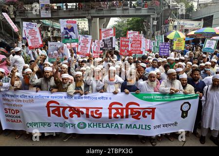 Dhaka, Wari, Bangladesh. 8th Dec, 2023. Members and supporters of the Islamic Activities Group Bangladesh political take part in a demonstration following Friday prayers outside of the Baitul Mukarram National Mosque in Dhaka, Bangladesh, 08 December 2023. The Islamic Activities Group Bangladesh called for a protest against the national election schedule and to demand resignation of the election commissioners. Bangladesh Chief Election Commissioner (CEC) Kazi Habibul Awal announced the schedule for the upcoming general election which will take place on 07 January 2024. (Credit Image: © Habi Stock Photo