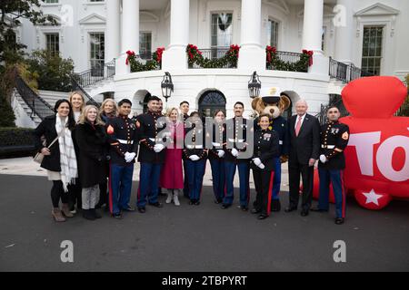 Washington, United States. 06th Dec, 2023. U.S. First Lady Jill Biden, left center, poses for a group photo during a Toys for Tots event hosted at the White House, December 6, 2023 in Washington, DC Each year, the Marine Corps collects and distributes 8 million toys for children in 830 communities nationwide. Credit: Cpl. Ryan Schmid/U.S Marine Corps Photo/Alamy Live News Stock Photo