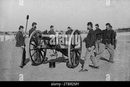 1st Connecticut Heavy Artillery Regiment with a 20 pounder Parrott rifle, Model 1861. Fort Richardson, Arlington Heights, Virginia. Taken between 1861 Stock Photo