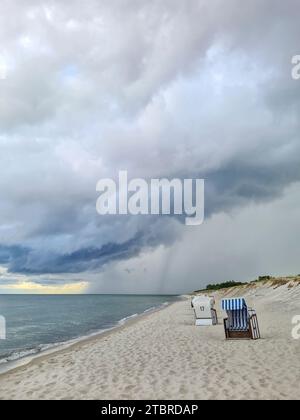 Germany, Mecklenburg-Western Pomerania, Prerow, cloud formation on the beach at the Baltic Sea coast, thunderstorm atmosphere, rain cloud over beach c Stock Photo