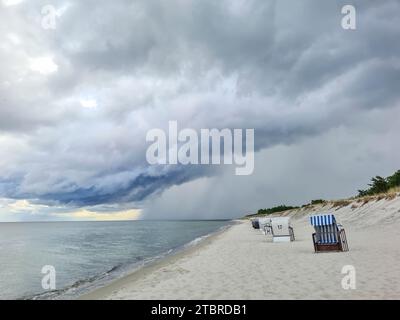 Germany, Mecklenburg-Western Pomerania, Prerow, cloud formation on the beach at the Baltic Sea coast, thunderstorm atmosphere, rain cloud over beach c Stock Photo