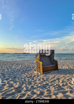 Germany, Mecklenburg-Western Pomerania, peninsula Fischland-Darß-Zingst, vacation resort Prerow, evening atmosphere on the sandy beach, wide beach chair, place of rest Stock Photo