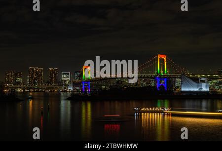 A picture of the illuminated Rainbow Bridge, at night (Tokyo) Stock Photo