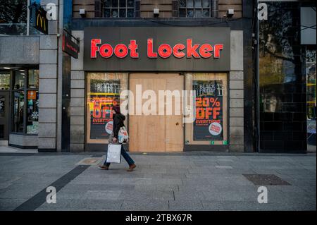 The Foot Locker store seen closed after lootings in Dublin. On 23 November 2023, Dublin experienced one of the most serious riots in its history since independence. Following the attempted stabbing of three children in front of a school in the city centre, the Irish far-right leaders called out their followers on O'Connell street, Dublin's central thoroughfare, to violently protest against immigrants and the country's reception policies. The violent riots forced some looted shops to close for days. (Photo by Maria Giulia Molinaro Vitale/SOPA Images/Sipa USA) Stock Photo