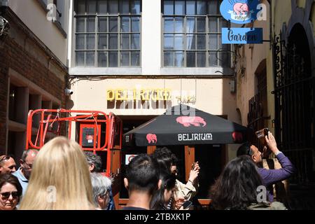 People standing in line to photograph "Jeanneke Pis" in front of the Delirium Café in the old centre of Brussels Stock Photo