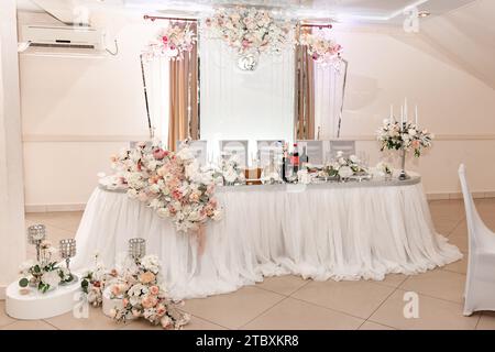 Ivano-Frankivsk, Ukraine August 12, 2023:Festive decoration of the table in the restaurant, the table is decorated with flower decorations. Stock Photo