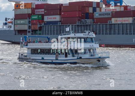 The Elbe Erlebnistörns Hafenperle harbour tour boat on the River Elbe viewed from the 62 HADAG ferry in Hamburg, Germany. Stock Photo