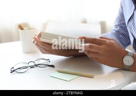 A woman who works or creates alone in a cafe Stock Photo