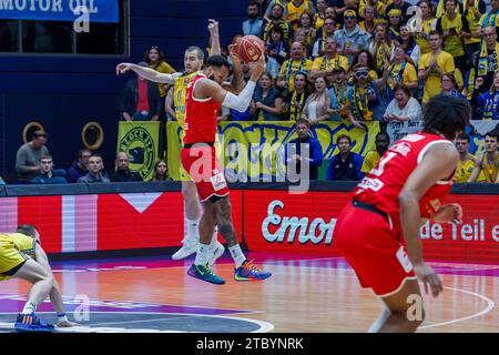 Matt Thomas (alba Berlin, #11) (am Ball), Kostja Mushidi (bg Goettingen 