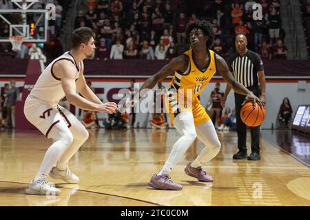 Blacksburg, VA, USA. 9th Dec, 2023. Valparaiso Beacons guard Jaxon Edwards (0) runs the offense during the NCAA basketball game between the Valparaiso Beacons and the Virginia Hokies at Cassell Coliseum in Blacksburg, VA. Jonathan Huff/CSM/Alamy Live News Stock Photo