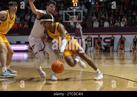 Blacksburg, VA, USA. 9th Dec, 2023. Valparaiso Beacons guard Isaiah Stafford (19) drives to the lane during the NCAA basketball game between the Valparaiso Beacons and the Virginia Hokies at Cassell Coliseum in Blacksburg, VA. Jonathan Huff/CSM/Alamy Live News Stock Photo