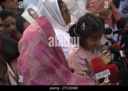 Dhaka, Bangladesh. 10th Dec, 2023. Relatives hold pictures of missing family members as they form a human chain demanding the return of the missing people, organized by the organization Mayer Daak, in front of the National Press Club. (Credit Image: © MD Mehedi Hasan/ZUMA Press Wire) EDITORIAL USAGE ONLY! Not for Commercial USAGE! Credit: ZUMA Press, Inc./Alamy Live News Stock Photo