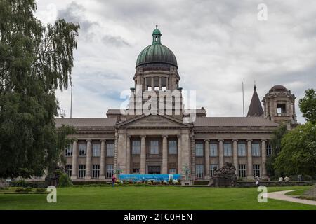 The Hanseatisches Oberlandesgericht (Hanseatic Higher Regional Court) viewed across Sievekingplatz in Hamburg, Germany. Stock Photo
