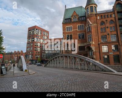 View across the Neuerwegsbrücke (Neuerweg Bridge) in the Speicherstadt district of Hamburg, Germany. Stock Photo