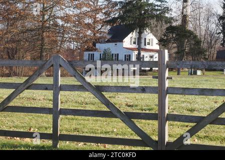 The whit house is surrounded by a wooden fence, Stock Photo