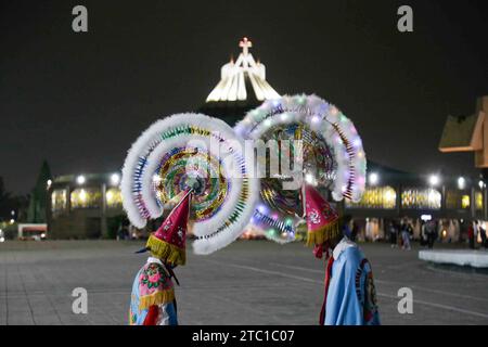 Mexico City, Mexico City, Mexico. 9th Dec, 2023. Tufts of some members of the dance of the Quetzals, during their arrival at the Basilica of Guadalupe as part of their pilgrimage and celebrations in honour of the Virgin Mary on 12 December. (Credit Image: © Luis E Salgado/ZUMA Press Wire) EDITORIAL USAGE ONLY! Not for Commercial USAGE! Stock Photo