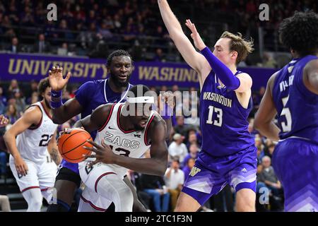 Seattle, WA, USA. 09th Dec, 2023. Gonzaga Bulldogs forward Graham Ike (13) under the basket during the NCAA basketball game between the Gonzaga Bulldogs and Washington Huskies at Hec Edmundson Pavilion in Seattle, WA. Washington defeated Gonzaga 78-73. Steve Faber/CSM/Alamy Live News Stock Photo