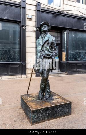 Bronze statue of James Joyce by sculptor Marjorie Fitzgibbon in North Earl Street, Dublin city center, Ireland Stock Photo