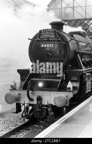 The Railway Touring Company 'Lincoln Christmas Express. Pulled by Black 5 Locomotive 44871 in Kings Cross station. Stock Photo