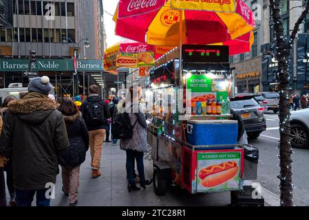 stand a hot dog a un angle de rue dans manhattan un jour d'hiver et de grand froid-a hot dog stand on a manhattan street corner on a cold winter's Stock Photo