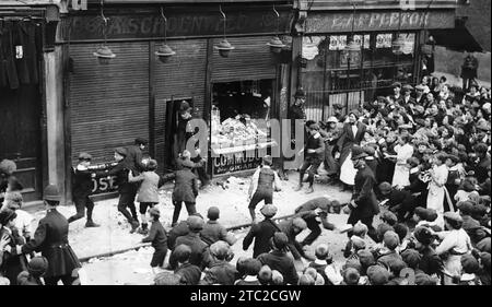 ANTI-GERMAN RIOts  in Crisp Street, Poplar, east London in May 1915 Stock Photo