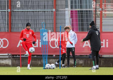 Muenchen, Deutschland. 10th Dec, 2023. Noussair Mazraoui (FC Bayern Muenchen, #40) mit Ball, Oeffentliches Training, FC Bayern Muenchen, Fussball, Saison 23/24, 10.12.2023, Foto: Eibner-Pressefoto/Jenni Maul Credit: dpa/Alamy Live News Stock Photo