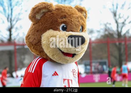 Muenchen, Deutschland. 10th Dec, 2023. Berni, Maskottchen FC Bayern Muenchen, Oeffentliches Training, FC Bayern Muenchen, Fussball, Saison 23/24, 10.12.2023, Foto: Eibner-Pressefoto/Jenni Maul Credit: dpa/Alamy Live News Stock Photo