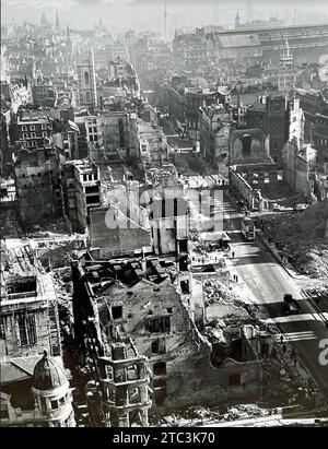 LONDON BOMB DAMAGE January 1941. View  eastwards from St. Paul's Cathedral Stock Photo