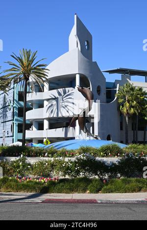 LONG BEACH, CALIFORNIA - 6 DEC 2023: Dolphin Fountain and Parking Structure at the Aquarium of the Pacific. Stock Photo