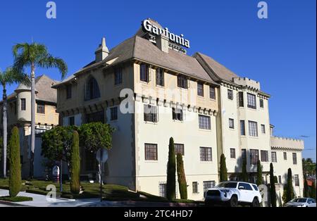LONG BEACH, CALIFORNIA - 6 DEC 2023: The Gaytonia Apartments in Belmont Heights. The 3 story 27 unit was built in 1930 and named for the original owne Stock Photo