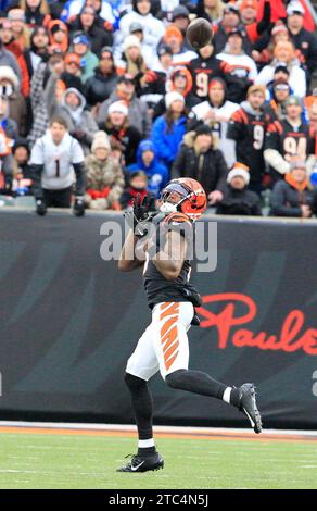 Cincinnati Bengals wide receiver Tee Higgins (5) speaks with Seattle ...