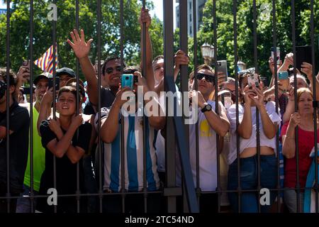 Buenos Aires, Argentina. 10th Dec, 2023. People wait under very high temperatures in front of the government palace for the greeting of the new Argentine President Milei. Credit: Florencia Martin/dpa/Alamy Live News Stock Photo