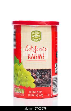 IRIVNE, CALIFORNIA - 10 DEC 2023: A package of Southern Grove California Raisins. Stock Photo