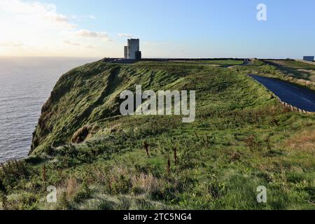 Liscannor – Torre O'Brien sulle Scogliere di Moher al tramonto Stock Photo