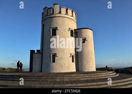 Liscannor – Turisti alla Torre O'Brien al tramonto Stock Photo