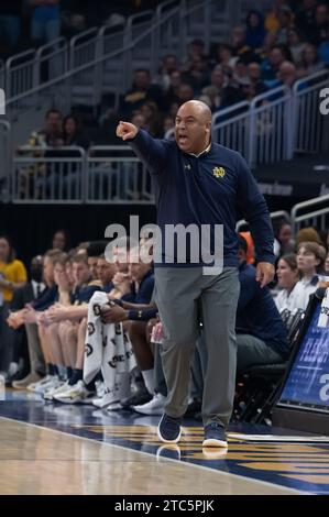 Milwaukee, WI, USA. 9th Dec, 2023. Notre Dame Fighting Irish head coach Micah Shrewsberry yells to his players during the NCAA basketball game between the Notre Dame Fighting Irish and the Marquette Golden Eagles at the Fiserv Forum in Milwaukee, WI. Kirsten Schmitt/Cal Sport Media. Credit: csm/Alamy Live News Stock Photo