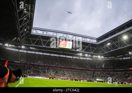 11.12.2023, MERKUR SPIEL-ARENA, Düsseldorf, GER, 2. FBL, Fortuna Düsseldorf/Duesseldorf vs Holstein Kiel Im Bild: Stadion mit Flugzeug am Himmel, Anzeigetafel mit Ergebnis Foto © nordphoto GmbH/Christian Schulze DFL regulations prohibit any use of photographs as image sequences and/or quasi-video Stock Photo