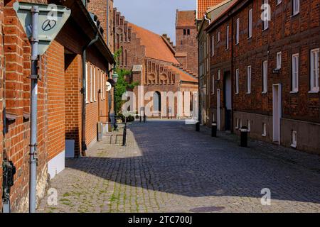 Altstadtgasse mit Blick zur Klosterkirche St. Petri, ehemaliges Franziskanerkloster Ystad, Schonen, Skane län, Schweden. Stock Photo