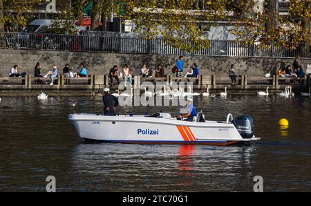 Wasserschutzpolizei Ein Patrouillenboot der Stadtpolizei Zürich ist auf dem Zürichsee auf patrouille. Zürich, Schweiz, 29.10.2022 *** Water police A patrol boat of the Zurich city police is on patrol on Lake Zurich Zurich, Switzerland, 29 10 2022 Stock Photo