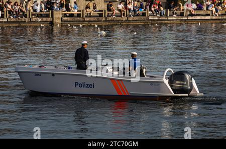 Wasserschutzpolizei Ein Patrouillenboot der Stadtpolizei Zürich ist auf dem Zürichsee auf patrouille. Zürich, Schweiz, 29.10.2022 *** Water police A patrol boat of the Zurich city police is on patrol on Lake Zurich Zurich, Switzerland, 29 10 2022 Stock Photo