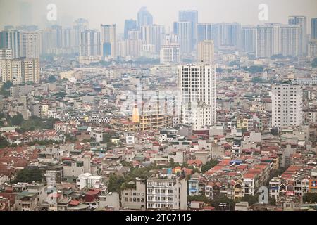 (231211) -- BEIJING, Dec. 11, 2023 (Xinhua) -- This photo taken on Dec. 9, 2023 shows a view of Hanoi, capital of Vietnam.  The Vietnamese capital city of Hanoi, located on the Red River Delta, is an ancient city with a history of more than a thousand years. With natural scenery and subtropical city view, it draws lots of visitors from home and abroad. (Xinhua/Cheng Yiheng) Stock Photo