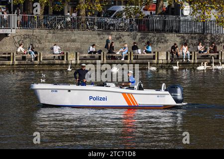 Wasserschutzpolizei Ein Patrouillenboot der Stadtpolizei Zürich ist auf dem Zürichsee auf patrouille. Zürich, Schweiz, 29.10.2022 *** Water police A patrol boat of the Zurich city police is on patrol on Lake Zurich Zurich, Switzerland, 29 10 2022 Credit: Imago/Alamy Live News Stock Photo