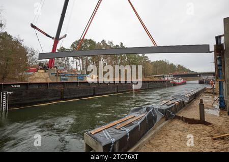 Berlin, Germany. 11th Dec, 2023. Steel box girders are being installed on the new Fahlenberg Bridge in Köpenick. The girders weigh approx. 30 tons and are around 40 meters long. The steel bridge, which was built in 1983, is being completely rebuilt. The bridge is expected to be completed in the second quarter of 2024. Credit: Joerg Carstensen/dpa/ZB/dpa/Alamy Live News Stock Photo