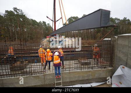 Berlin, Germany. 11th Dec, 2023. Steel box girders are being installed on the new Fahlenberg Bridge in Köpenick. The girders weigh approx. 30 tons and are around 40 meters long. The steel bridge, which was built in 1983, is being completely rebuilt. The bridge is expected to be completed in the second quarter of 2024. Credit: Joerg Carstensen/dpa/ZB/dpa/Alamy Live News Stock Photo