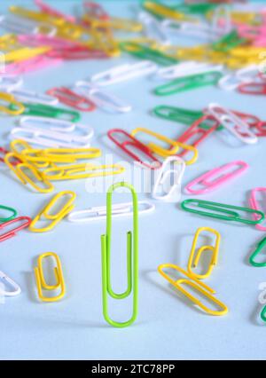 Business concept,team leader, different thinking,leadership and innovation. Group of paper clips and one standing out from the crowd Stock Photo