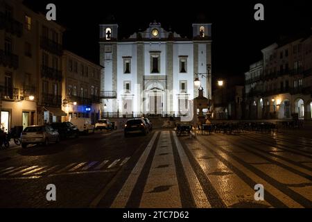 Night shot of Igreja de Santo Antão - Saint Anton's Church & Praca do Giraldo Giraldo Square, Old Town, Evora, Alentejo, Portugal Stock Photo