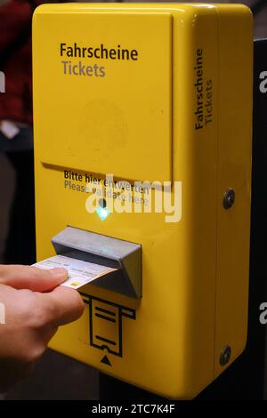 Ticketentwerter, S-Bahn, Berlin, Deutschland Stock Photo - Alamy