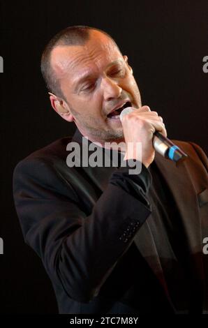 Milan Italy 2005-03-21 : Biagio Antonacci,Italian singer, during live concert at the 'Music For Asia' musical event at the Forum d'Assago Stock Photo