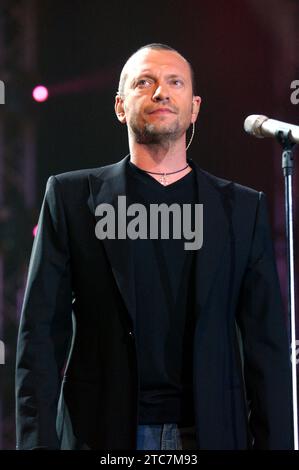 Milan Italy 2005-03-21 : Biagio Antonacci,Italian singer, during live concert at the 'Music For Asia' musical event at the Forum d'Assago Stock Photo